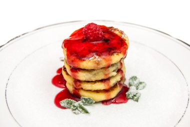 Ahududu üzerinde beyaz ba izole bir plaka ile peynirli börek