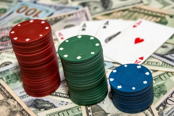 Poker fişleri dolar arka plan üzerinde kartlarla