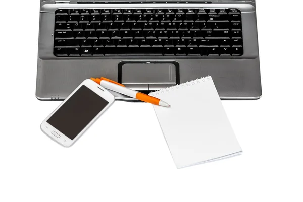 Laptop-val egy okostelefon, notebook és a toll, fehér alapon — Stock Fotó