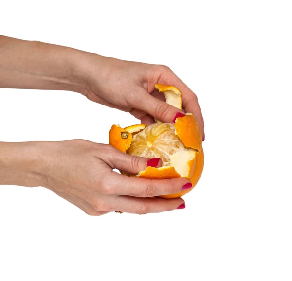 Les mains des femmes avec orange sur fond blanc — Photo