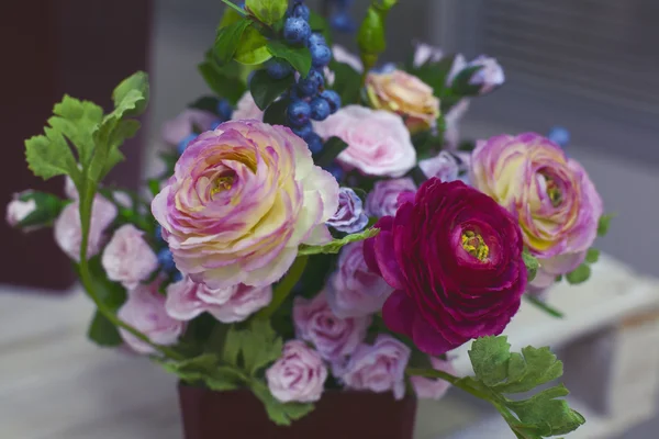 Kleurrijke decoratie kunstmatige bloem — Stockfoto