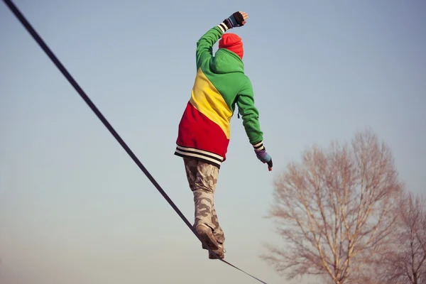 Adam parkta slackline Dengeleme Stok Fotoğraf