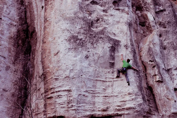 Скелястий альпініст сходження на скелю — стокове фото
