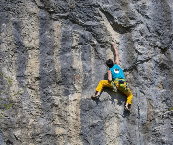 Arrampicante maturo sulla parete . — Foto Stock