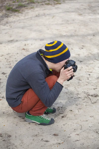 Killen sitter på hans lår och ta bilder — Stockfoto