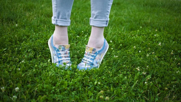 Pernas de mulher em botas — Fotografia de Stock