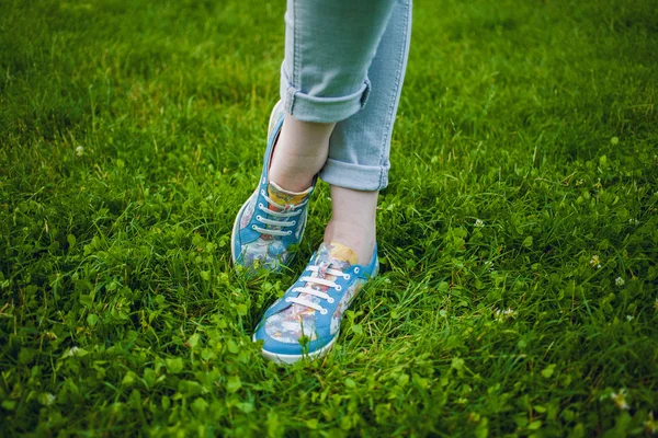 Pernas de mulher em botas — Fotografia de Stock