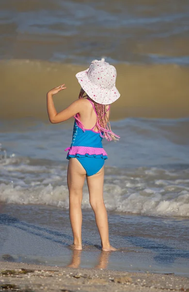 Bir mayo ve şapka kız sahilde dans ediyor Telifsiz Stok Imajlar