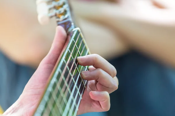 Guitariste jouant de la guitare — Photo