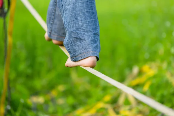 Slackline nel parco estivo — Foto Stock