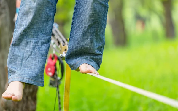 Slackline στο πάρκο καλοκαίρι — Φωτογραφία Αρχείου