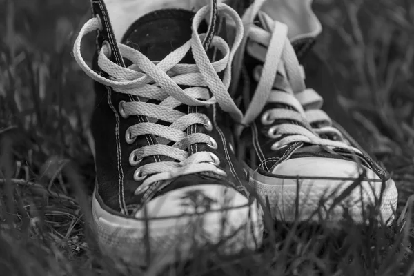 Sneakers sul pavimento di sfondo — Foto Stock