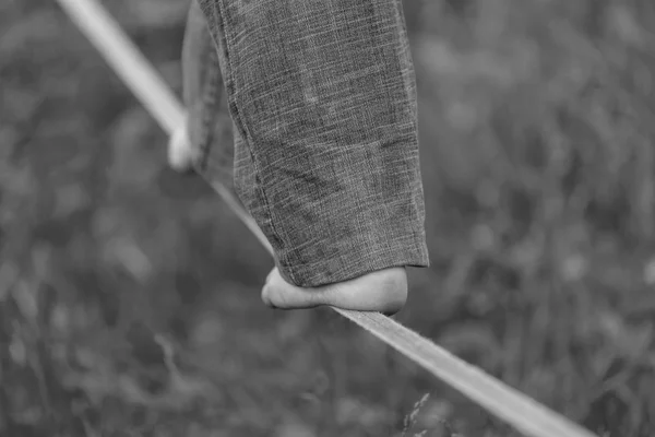Slackline parkta. Siyah ve beyaz