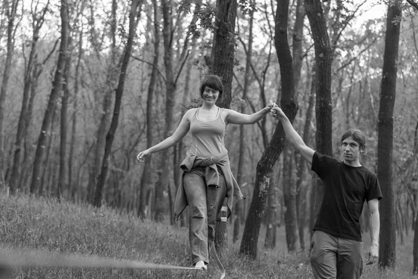 Slackline üzerinde çift