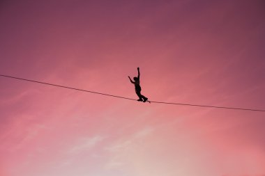 Erkekler üzerinde Slackline Dengeleme
