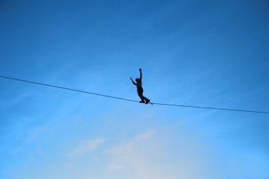 Erkekler üzerinde Slackline Dengeleme