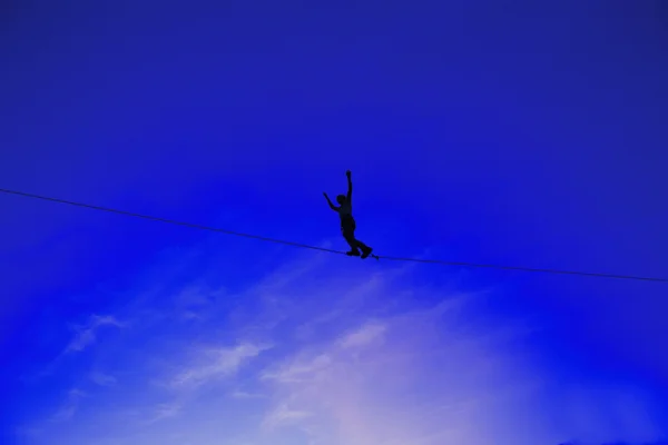 Men balancing on slackline — Stock Photo, Image