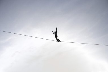 Erkekler üzerinde Slackline Dengeleme