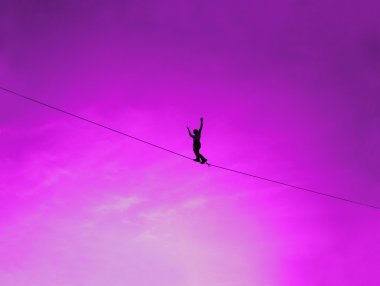 Erkekler üzerinde Slackline Dengeleme