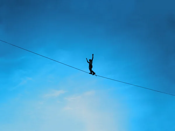 Erkekler üzerinde Slackline Dengeleme