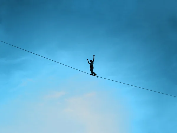 Erkekler üzerinde Slackline Dengeleme