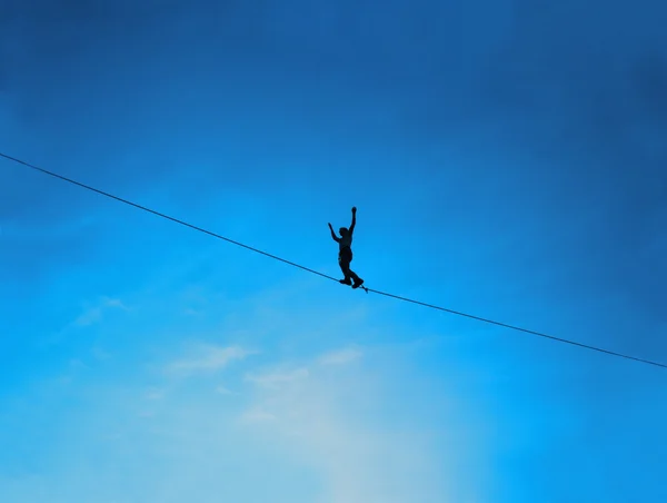 Mężczyzn wyważanie na slackline — Zdjęcie stockowe