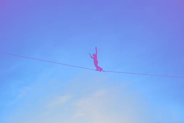 Erkekler üzerinde Slackline Dengeleme
