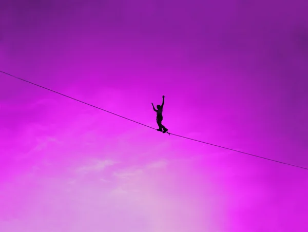 Erkekler üzerinde Slackline Dengeleme