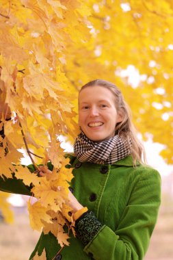 Sonbahar ağacı yakınındaki kız