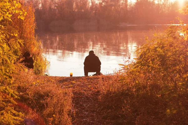 Pescatore vicino a un fiume — Foto Stock