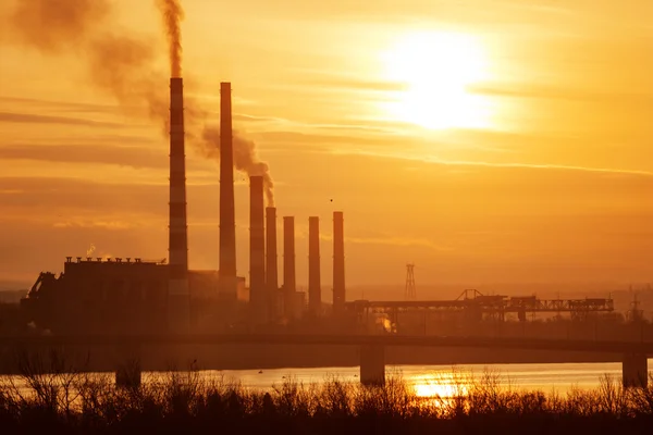 Energia industrial ao nascer do sol — Fotografia de Stock