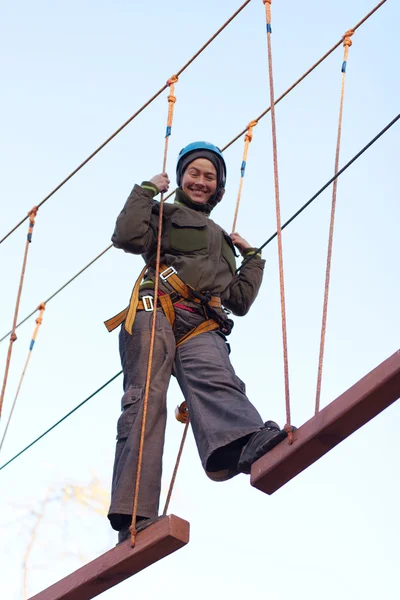 Mulher desfrutando de atividade em um parque de corda — Fotografia de Stock