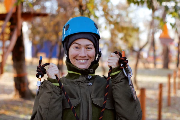 Woman enjoying activity in a  rope park — Stock Photo, Image