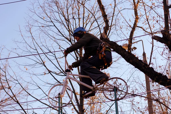 Donna che si diverte in un parco di corda — Foto Stock