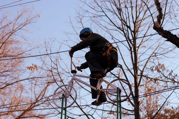 Donna che si diverte in un parco di corda — Foto Stock