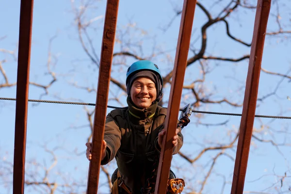 Женщина наслаждается активностью в веревочном парке — стоковое фото
