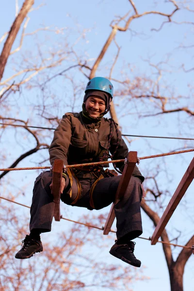 Donna che si diverte in un parco di corda — Foto Stock