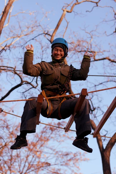 Mulher desfrutando de atividade em um parque de corda — Fotografia de Stock