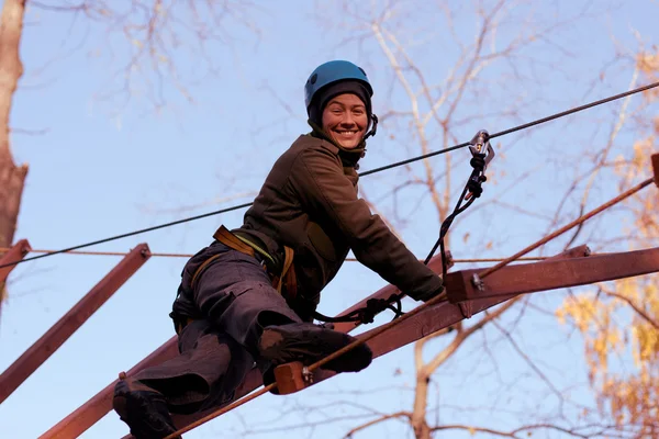 Donna che si diverte in un parco di corda — Foto Stock