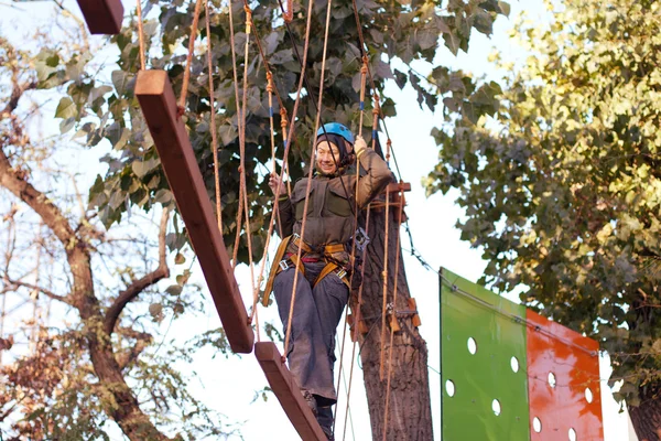 Donna che si diverte in un parco di corda — Foto Stock