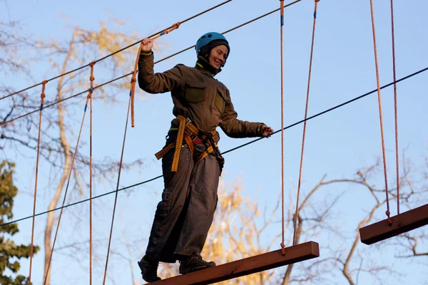 Mujer disfrutando de la actividad en un parque de cuerdas —  Fotos de Stock