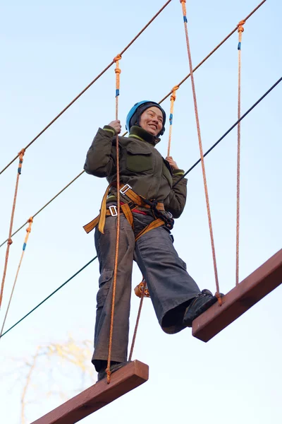 Mulher desfrutando de atividade em um parque de corda — Fotografia de Stock