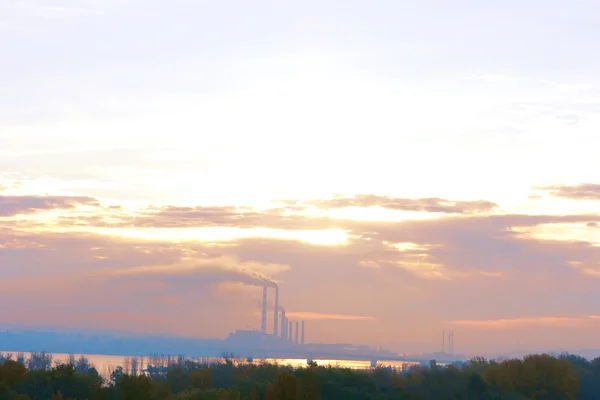 Potencia industrial al amanecer contra el cielo — Foto de Stock