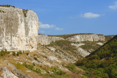 Dağları ve bulutları olan güzel bir manzara