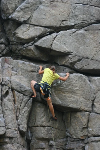 Escalador menina no rock — Fotografia de Stock