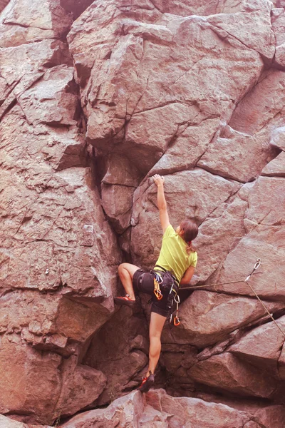 Скеляста дівчина на скелі — стокове фото