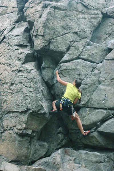 Arrampicante ragazza su roccia — Foto Stock