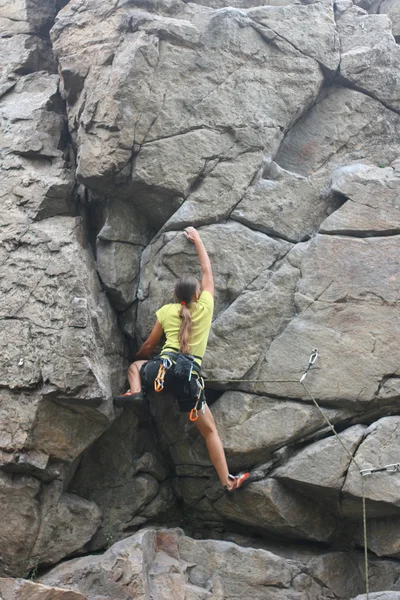 Bergsteigermädchen am Fels — Stockfoto