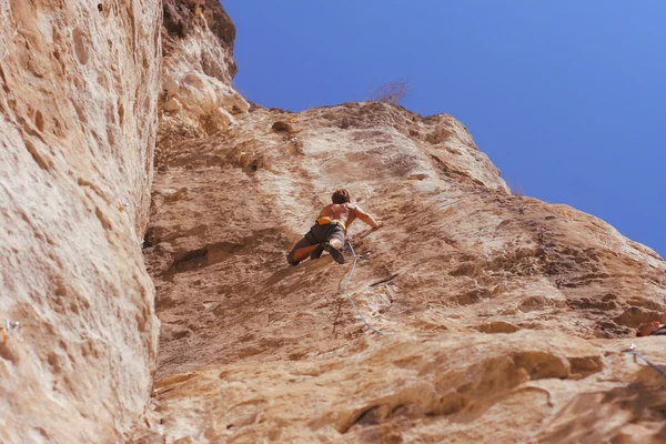 Climberl na skále — Stock fotografie