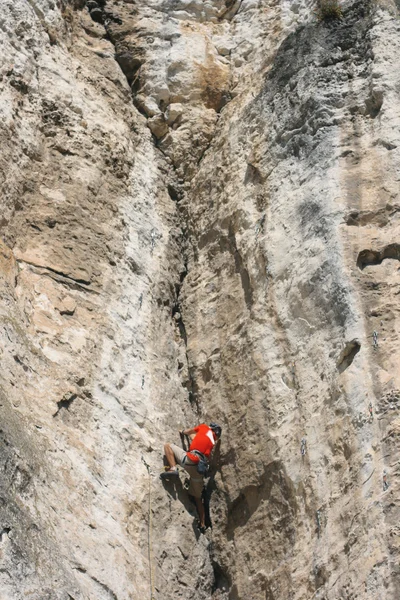 Climberl 在岩石上 — 图库照片